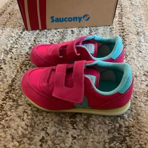 Toddler bright pink Saucony sneaks